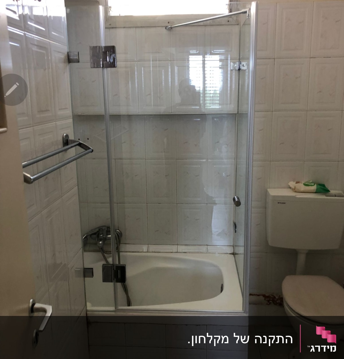 מקלחון זכוכית עם אמבטיה וברז מתכת